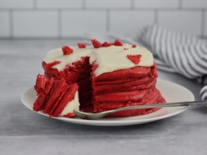 Leia mais sobre o artigo Panquecas Red Velvet com cobertura de Cream Cheese