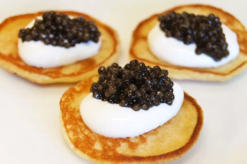 Caviar com Blinis e Creme de Leite Fresco