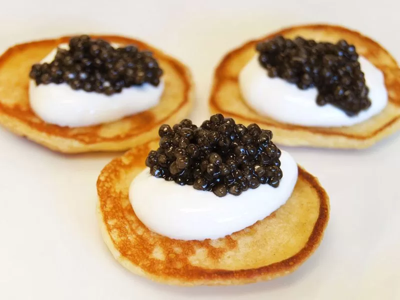 Leia mais sobre o artigo Caviar com Blinis e Creme de Leite Fresco