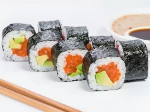 Leia mais sobre o artigo Sushi de Salmão com Alga Nori e Abacate