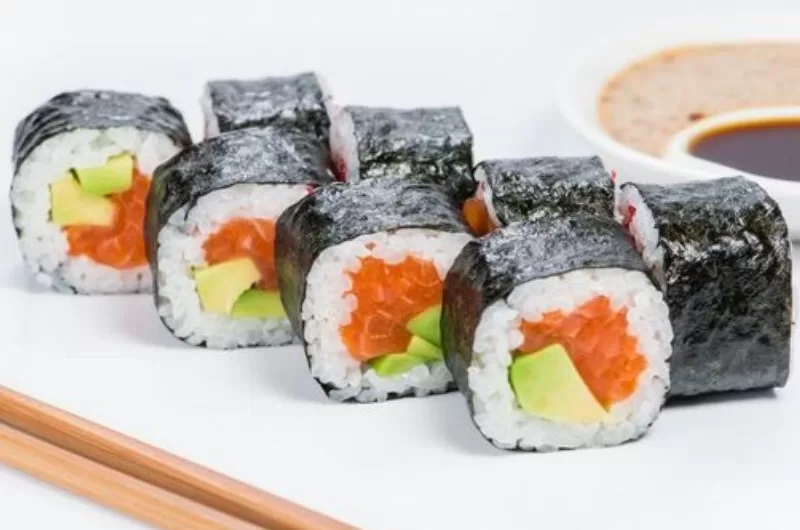 Sushi de Salmão com Alga Nori e Abacate