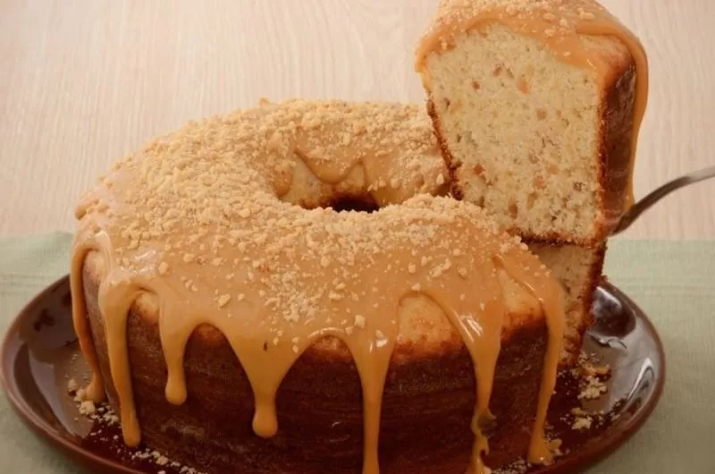 Bolo de Laranja Fofinho com Cobertura de Doce de Leite e Paçoca