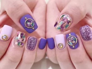 Leia mais sobre o artigo A História das decorações para unhas: Dos adesivos simples às joias encantadoras