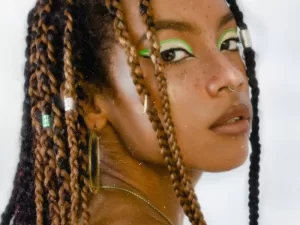 Leia mais sobre o artigo Tranças Box Braids: Como fazer e como você pode ganhar dinheiro com isso?