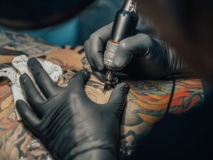 Leia mais sobre o artigo Com quantos dias a tatuagem começa a descascar?